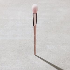 *NIB* Fenty Beauty-Precision Highlighter Brush 135